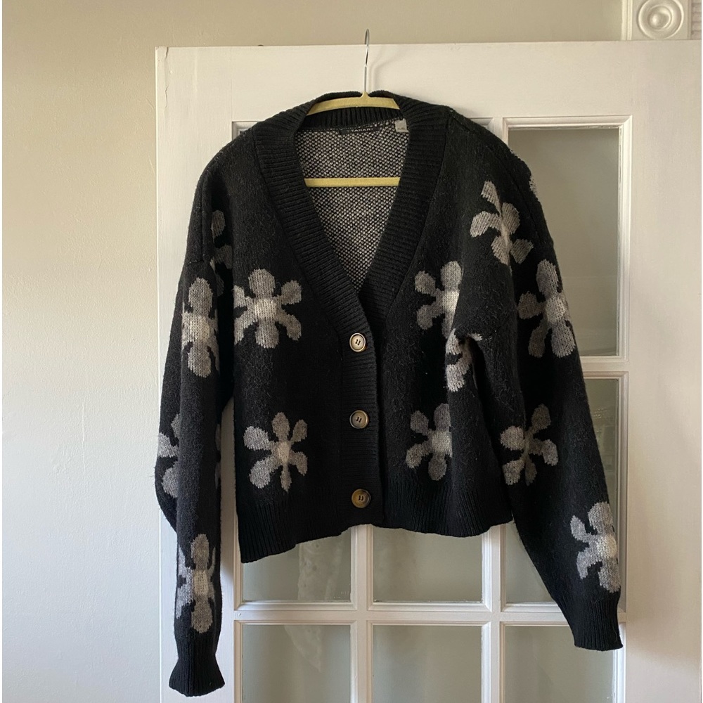 Tahari sweater in excellent condition black gray flowers with white xl